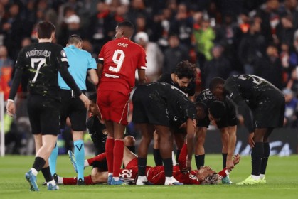 安菲尔德惊现“断弦”悲剧！埃基蒂克无对抗重伤离场，红军锋霸恐赛季报销无缘世界杯