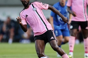 曝曼联已接洽900万铁腰！新罗德里拒瓦伦新合同，但价格过高难买