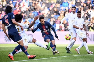 法甲重头戏：巴黎圣曼主场争冠稳上游，欧塞尔中游徘徊难阻豪强？