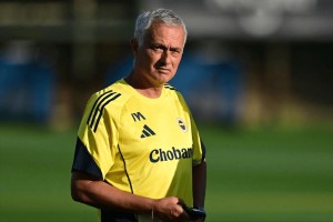 0-0，多一人未能取胜，62岁穆帅率队在主场跟欧冠2冠王握手言和