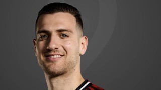 曼联欲卖穆帅引援最后独苗，皇马拜仁感兴趣！阿莫林想加强边翼卫