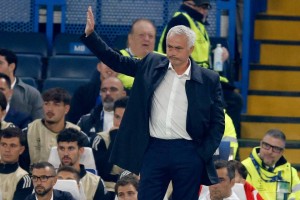 穆帅重返切尔西全场起立鼓掌 致敬之余霸气化解客队球迷嘘声