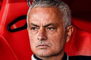 名帅的格局！本菲卡球迷向恩佐投掷水瓶，穆里尼奥主动上前劝阻