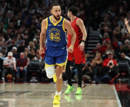 库里三分19中12空砍48分 勇士不敌开拓者2连败